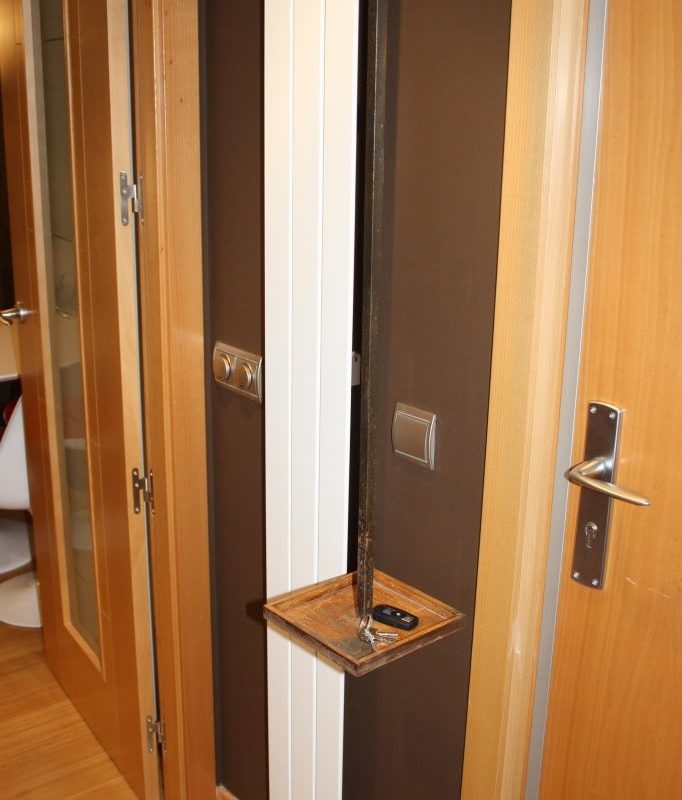 Vacía bolsillos colgado del techo