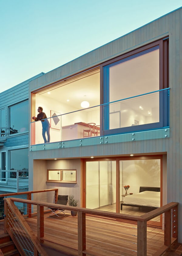 Decoración en blanco y madera en una terraza en San Francisco