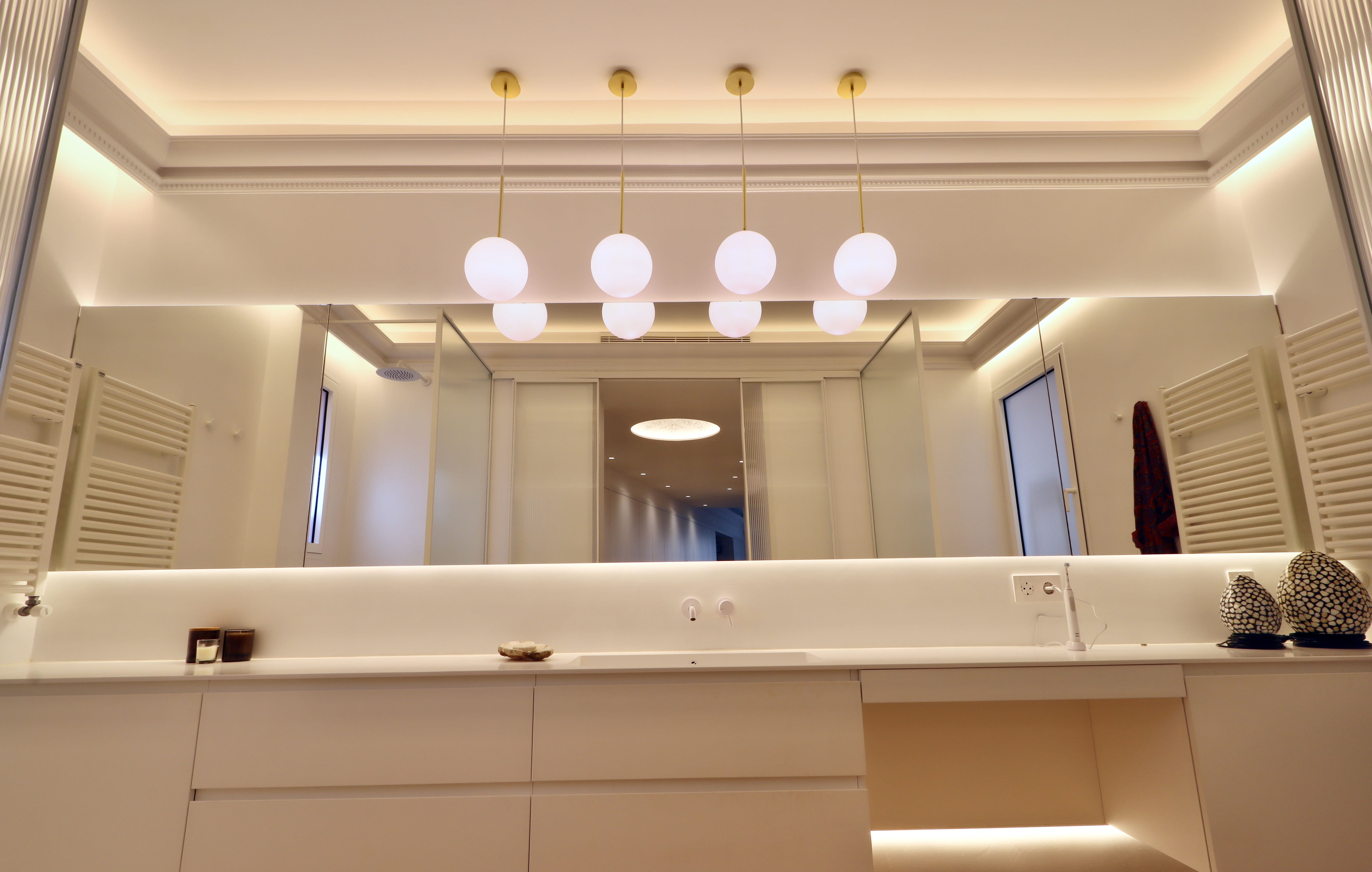 Vista espejo e iluminación del baño principal de la vivienda en Gómez Ulla
